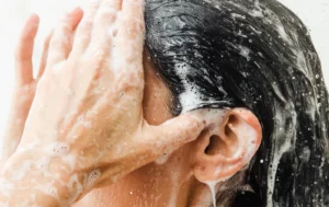 Nahaufnahme einer Frau, die ihre Haare wäscht