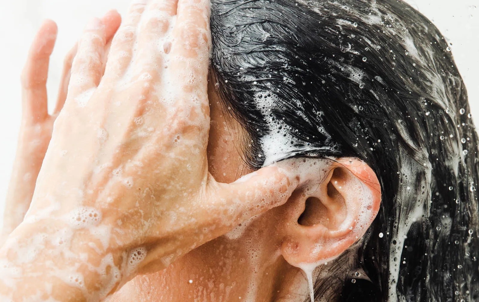 Nahaufnahme einer Frau, die ihre Haare wäscht