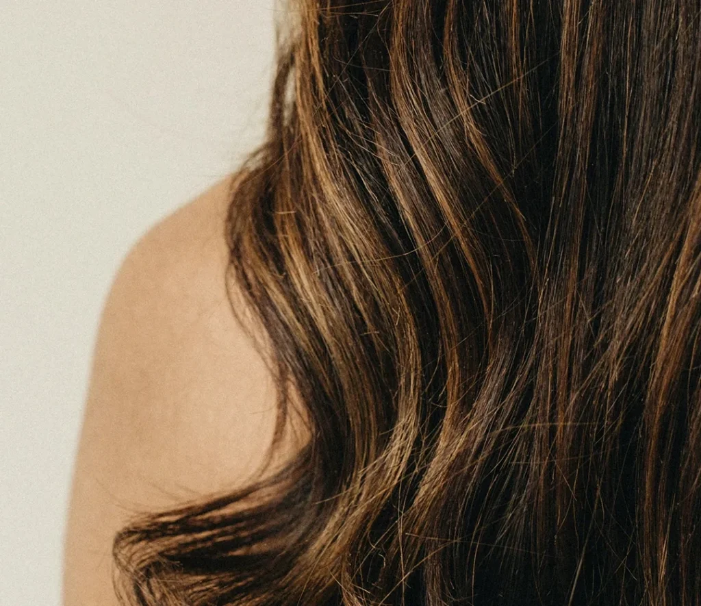 Dunkle lange gewellte Haare