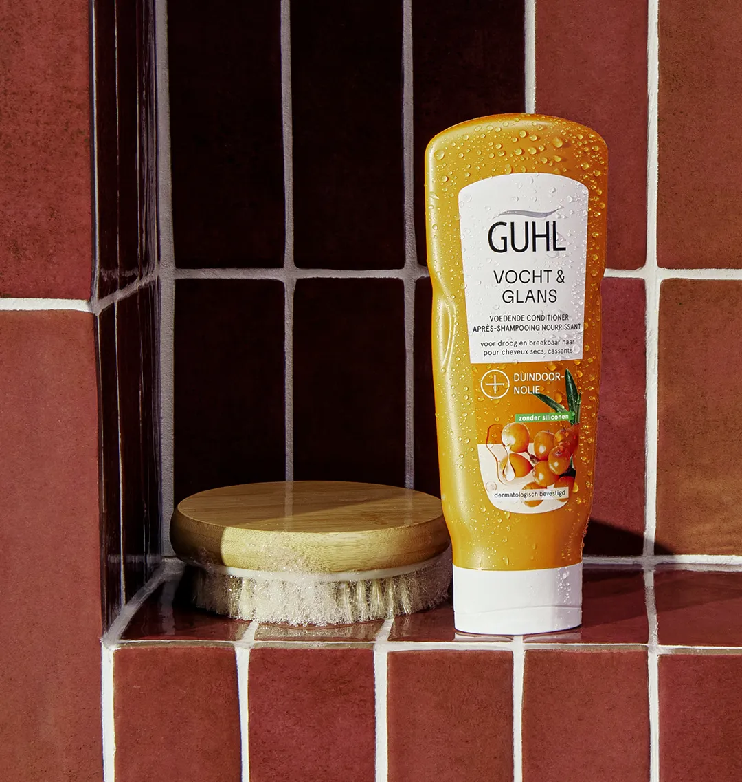 Guhl Feuchtigkeit & Glanz Spülung in der Dusche